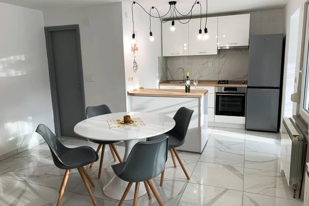 New Apartment Ema I Крк Екстер'єр фото